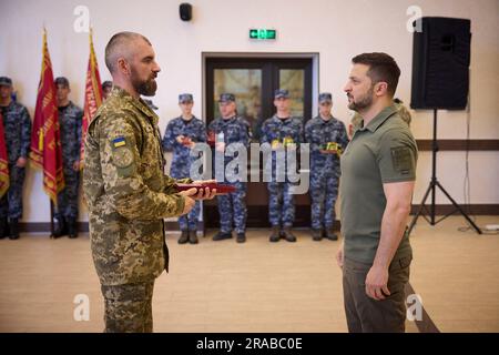 Odesa, Ukraine. 02nd juillet 2023. Le président ukrainien Volodymyr Zelenskyy, à droite, décerne des médailles d'État à Marines pour marquer le jour de la Marine à l'Académie maritime d'Odesa, à 2 juillet 2023, à Odesa, en Ukraine. Crédit: Pool photo/Bureau de presse présidentiel ukrainien/Alamy Live News Banque D'Images