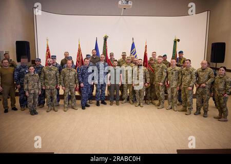 Odesa, Ukraine. 02nd juillet 2023. Le président ukrainien Volodymyr Zelenskyy, au centre, pose avec des instructeurs de marine et de marine pour marquer le jour de la Marine à l'Académie maritime d'Odesa, à 2 juillet 2023, à Odesa, en Ukraine. Crédit: Pool photo/Bureau de presse présidentiel ukrainien/Alamy Live News Banque D'Images