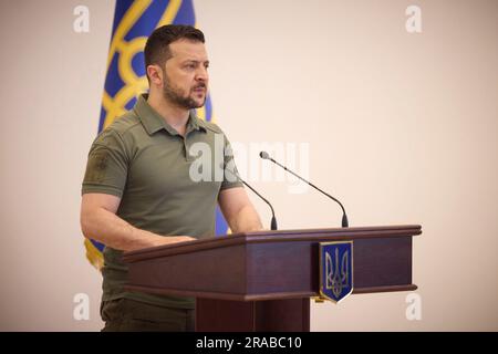 Odesa, Ukraine. 02nd juillet 2023. Le président ukrainien Volodymyr Zelenskyy, à droite, prononce un discours à l’intention des cadets pour souligner le jour de la Marine à l’Académie maritime d’Odesa, à 2 juillet 2023, à Odesa, en Ukraine. Crédit: Pool photo/Bureau de presse présidentiel ukrainien/Alamy Live News Banque D'Images