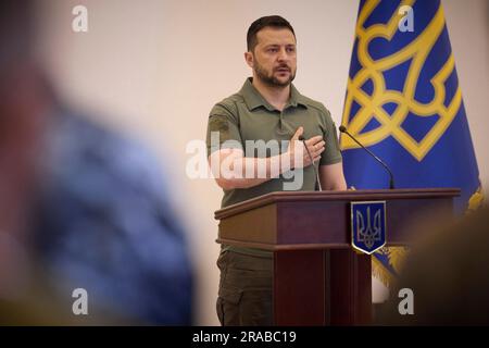 Odesa, Ukraine. 02nd juillet 2023. Le président ukrainien Volodymyr Zelenskyy, à droite, représente l’hymne national avant de faire des remarques aux cadets pour souligner le jour de la Marine à l’Académie maritime de l’Odesa, à 2 juillet 2023, à Odesa, en Ukraine. Crédit: Pool photo/Bureau de presse présidentiel ukrainien/Alamy Live News Banque D'Images