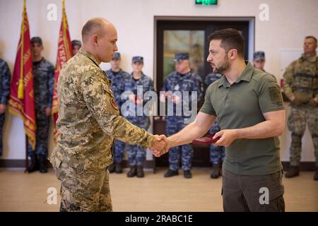 Odesa, Ukraine. 02nd juillet 2023. Le président ukrainien Volodymyr Zelenskyy, à droite, décerne des médailles d’État aux marins ukrainiens pour marquer le jour de la Marine à l’Académie maritime d’Odesa, à 2 juillet 2023, à Odesa, en Ukraine. Crédit: Pool photo/Bureau de presse présidentiel ukrainien/Alamy Live News Banque D'Images