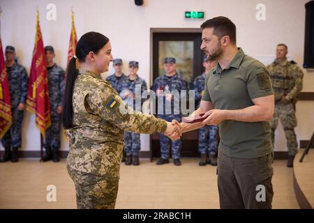 Odesa, Ukraine. 02nd juillet 2023. Le président ukrainien Volodymyr Zelenskyy, à droite, décerne des médailles d'État à Marines pour marquer le jour de la Marine à l'Académie maritime d'Odesa, à 2 juillet 2023, à Odesa, en Ukraine. Crédit: Pool photo/Bureau de presse présidentiel ukrainien/Alamy Live News Banque D'Images