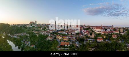 Vue aérienne de la ville médiévale fortifiée de Znojmo dans la région viticole, église St Nicolas, Rotunda, château, place de la ville de la Renaissance Banque D'Images