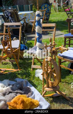 Ancienne machine à tourner et fil de laine sur la table dans le jardin. Banque D'Images