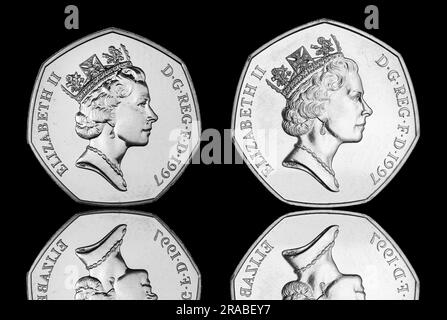 Petites et grandes pièces de 50 pence émises en 1997. La plus grande pièce a remplacé la plus petite l'année suivante et présente le 3e portrait de la reine Elizabeth Banque D'Images