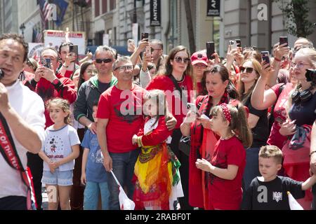 La communauté américaine albanaise s'est présentée par les milliers pour la parade des immigrants le long de 6th Avenue à New York. Banque D'Images