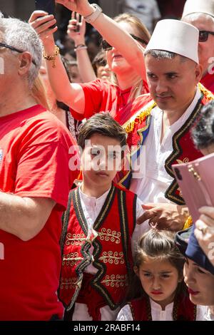 La communauté américaine albanaise s'est présentée par les milliers pour la parade des immigrants le long de 6th Avenue à New York. Banque D'Images