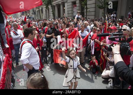 La communauté américaine albanaise s'est présentée par les milliers pour la parade des immigrants le long de 6th Avenue à New York. Banque D'Images