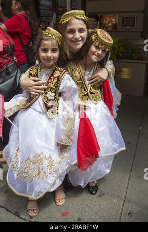 La communauté américaine albanaise s'est présentée par les milliers pour la parade des immigrants le long de 6th Avenue à New York. Banque D'Images