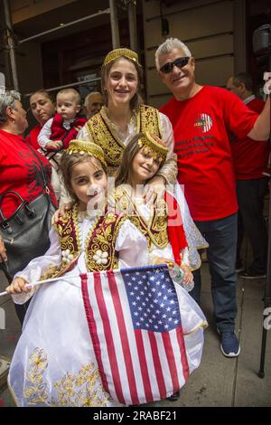 La communauté américaine albanaise s'est présentée par les milliers pour la parade des immigrants le long de 6th Avenue à New York. Banque D'Images