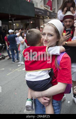 La communauté américaine albanaise s'est présentée par les milliers pour la parade des immigrants le long de 6th Avenue à New York. Banque D'Images