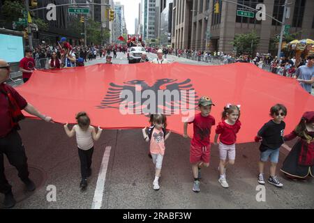 La communauté américaine albanaise s'est présentée par les milliers pour la parade des immigrants le long de 6th Avenue à New York. Banque D'Images