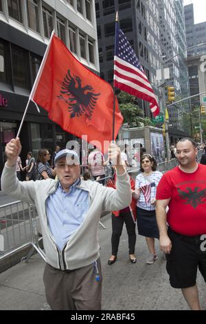 La communauté américaine albanaise s'est présentée par les milliers pour la parade des immigrants le long de 6th Avenue à New York. Banque D'Images