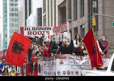 La communauté américaine albanaise s'est présentée par les milliers pour la parade des immigrants le long de 6th Avenue à New York. Banque D'Images