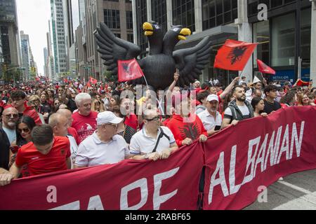 La communauté américaine albanaise s'est présentée par les milliers pour la parade des immigrants le long de 6th Avenue à New York. Banque D'Images