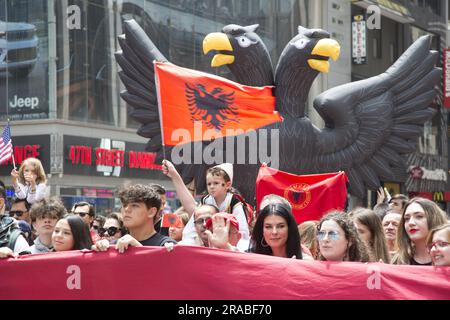 La communauté américaine albanaise s'est présentée par les milliers pour la parade des immigrants le long de 6th Avenue à New York. Banque D'Images