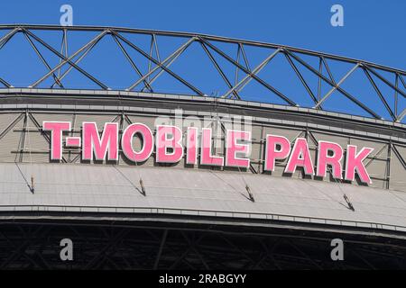 Seattle - 02 juillet 2023 ; panneau de stade de baseball du parc T Mobile en rose avec structure de toit Banque D'Images