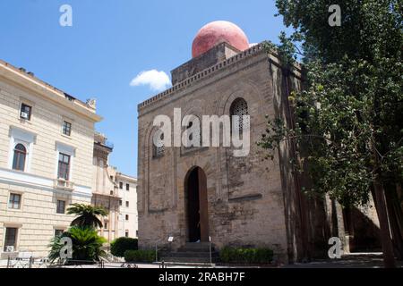 L'église de San Cataldo - avec ses dômes roses sur la Piazza Bellini, Palerme, Sicile Banque D'Images
