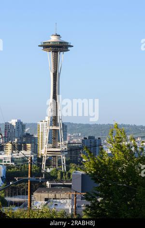 Seattle - 02 juillet 2023 ; Seattle Space Needle Landmark vue complète sur ciel bleu clair matin d'été Banque D'Images