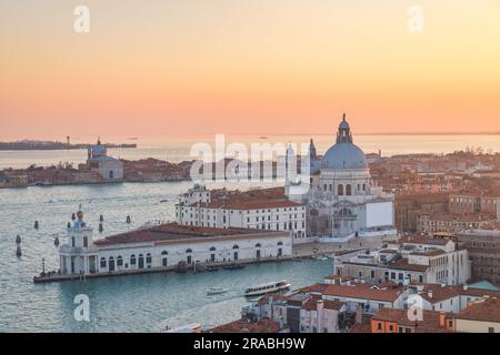 La basilique Santa Maria della Salute à Venise, vue de la rue La tour Campanile de Mark au coucher du soleil, en Italie, en Europe. Banque D'Images