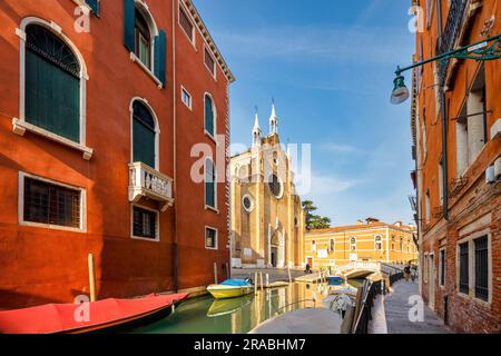 Canal avec la basilique de Santa Maria Gloriosa dei Frari, église à Venise, Italie, Europe. Banque D'Images