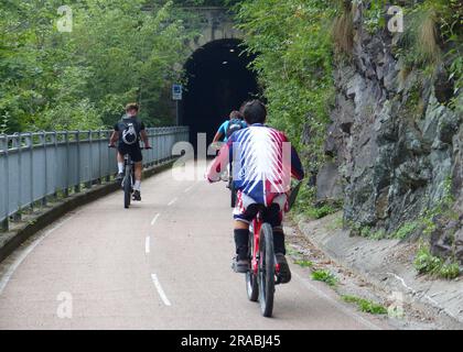 Vallée de Brembana, . 02nd juillet 2023. Valle Brembana piste cyclable, route spectaculaire qui relie Paladina à la Piazza Brembana, environ 30 km entre les montées, les ponts, les tunnels dans les montagnes de Bergame. Crédit : Agence photo indépendante/Alamy Live News Banque D'Images