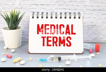 Médecin tenant une carte avec des termes médicaux textuels Banque D'Images