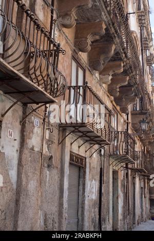 Rue étroite dans le centre historique de Palerme, Sicile, Italie Banque D'Images