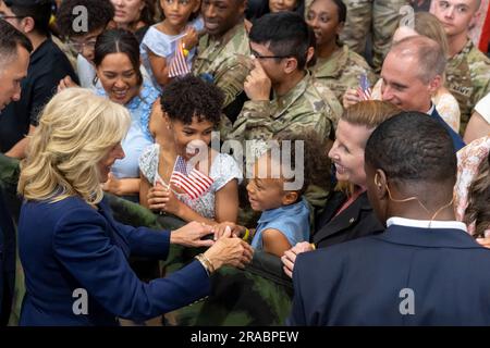 Fayetteville, États-Unis d'Amérique. 09 juin 2023. La première dame des États-Unis, Jill Biden, accueille les membres du service et leurs familles après que le président Joe Biden ait signé un ordre exécutif faisant la promotion du programme d'enrôlement des forces pour les familles militaires à fort Liberty, 9 juin 2023, à Fayetteville, en Caroline du Nord. Banque D'Images