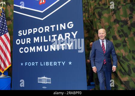 Fayetteville, États-Unis d'Amérique. 09 juin 2023. Le président américain Joe Biden arrive sur scène pour une cérémonie de signature de l'ordre exécutif qui fait la promotion du programme d'enrôlement des forces pour les familles militaires à fort Liberty, 9 juin 2023, à Fayetteville, en Caroline du Nord. Banque D'Images