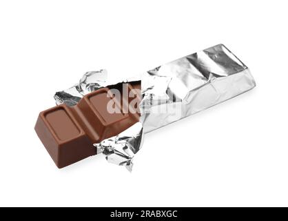 Délicieuse barre de chocolat enveloppée de papier d'aluminium sur fond blanc Banque D'Images