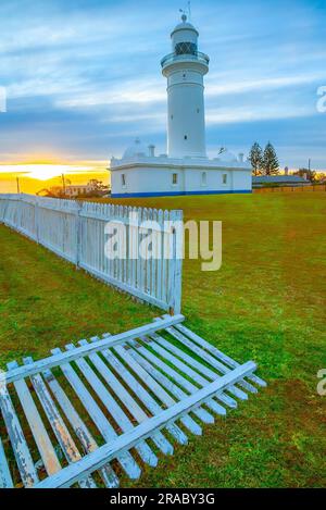Le phare de Macquarie, également connu sous le nom de South Head Upper Light House, est le premier et le plus long phare d'Australie. Il surplombe l'océan Paciifc depuis un emplacement surélevé à Dunbar Head sur Old South Head Road à Sydney, en Australie. Le phare se trouve à deux kilomètres au sud de South Head, près de l'entrée du port de Sydney. Le phare inscrit au patrimoine a été achevé en 1883. Banque D'Images