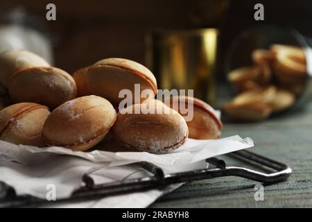 Petits gâteaux faits maison en noyer fraîchement sortis du four, en gros plan Banque D'Images