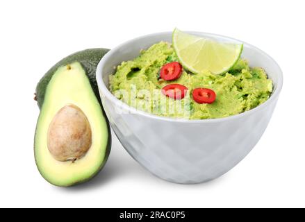 Bol de guacamole délicieux et d'avocats frais isolés sur blanc Banque D'Images