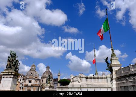 La partie inférieure des églises de Monumento Vittorio Emanuele avec Santa Maria di Loreto et Santissimo Nome di Maria Foro Traiano et le Colu de Trajan Banque D'Images