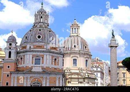 Les églises de Santa Maria di Loreto et de Santissimo Nome di Maria Foro Traiano se tiennent avec la colonne de Trajan à Rome, en Italie Banque D'Images