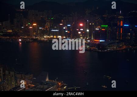 Hong Kong, Chine - 25 mars 2014 : le port de Victoria la nuit d'en haut. Banque D'Images