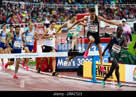 Stockholm, Suède. 2nd juillet 2023. Soufiane El Bakkali (2nd R) du Maroc participe à la finale de steeplechase masculine de 3000m à la rencontre d'athlétisme des ligues de diamants de Stockholm, en Suède, au 2 juillet 2023. Credit: Wei Xuechao/Xinhua/Alay Live News Banque D'Images