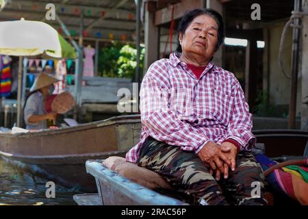 Bangkok, Thaïlande. 28th juin 2023. Un boatman vu se reposer au marché flottant de Damnoen Saduak. Crédit : SOPA Images Limited/Alamy Live News Banque D'Images
