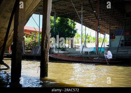 Bangkok, Thaïlande. 28th juin 2023. Un boatman vu à l'extérieur du marché flottant de Damnoen Saduak. Crédit : SOPA Images Limited/Alamy Live News Banque D'Images
