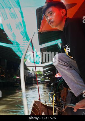Bangkok, Thaïlande. 28th juin 2023. Un boatman supervise le trafic au marché flottant de Damnoen Saduak. Crédit : SOPA Images Limited/Alamy Live News Banque D'Images