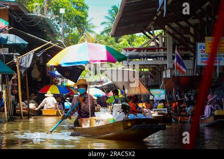 Bangkok, Thaïlande. 28th juin 2023. Un vendeur pagayer sur le marché flottant de Damnoen Saduak. (Credit image: © Jasmine Leung/SOPA Images via ZUMA Press Wire) USAGE ÉDITORIAL SEULEMENT! Non destiné À un usage commercial ! Banque D'Images