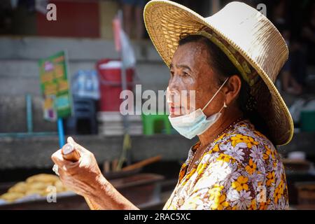 Bangkok, Thaïlande. 28th juin 2023. Un boatman pagayer au marché flottant de Damnoen Saduak. (Credit image: © Jasmine Leung/SOPA Images via ZUMA Press Wire) USAGE ÉDITORIAL SEULEMENT! Non destiné À un usage commercial ! Banque D'Images