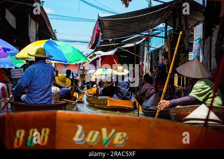 Bangkok, Thaïlande. 28th juin 2023. Les touristes sont vus au marché flottant de Damnoen Saduak. (Credit image: © Jasmine Leung/SOPA Images via ZUMA Press Wire) USAGE ÉDITORIAL SEULEMENT! Non destiné À un usage commercial ! Banque D'Images