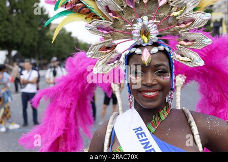 Paris, France. 2nd juillet 2023. L'édition 21st du Carnaval Tropical organisée par la ville de Paris et la Fédération du Carnaval Tropical de Paris et d'Ile-de-France sur le thème ''Paris aux couleurs du monde''' a eu lieu sur 2 juillet 2023, avenue des champs-Elysées à Paris, France. Crédit : Bernard Menigault/Alamy Live News Banque D'Images