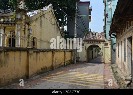 La porte du village est une œuvre architecturale ancienne spéciale du Vietnam. De nos jours, la porte du village n'est pas beaucoup due au processus d'urbanisation. 越南旅游 Banque D'Images