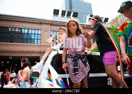 Des enfants brandissent des banderoles et soufflent des bulles à l'arrière d'un pick-up lors d'une manifestation organisée par le mouvement Philly Childrenís contre Maoms for Liberty dans le centre-ville de Philadelphie. Le groupe Mumt's for Liberty, en 2021, pour lutter contre les mandats de la COVID-19, a tenu son sommet annuel à Philadelphie, en Pennsylvanie, et a été accueilli par des manifestants protestant contre l'événement et les actions de Mum's for Liberty. Le groupe désigné par le Southern Poverty Law Centre comme un groupe de haine, a été une voix vocale dans la rhétorique anti-LGBT et la poussée à interdire certains livres des écoles et des bibliothèques. Banque D'Images