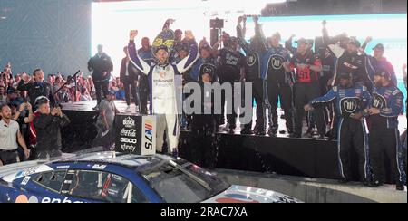 Chicago, États-Unis. 02nd juillet 2023. Shane Van Gisbergen, pilote de la série de la coupe NASCAR, et son équipe célèbrent la victoire de la première course de la série de la coupe NASCAR Grant Park 220 à Chicago dimanche, 2 juillet 2023. Photo par Mark Black/UPI crédit: UPI/Alay Live News Banque D'Images