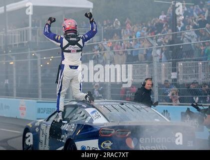 Chicago, États-Unis. 02nd juillet 2023. Shane Van Gisbergen, pilote de la série de la coupe NASCAR (91) célèbre la victoire de la première course de la série de la coupe NASCAR Grant Park 220 à Chicago dimanche, 2 juillet 2023. Photo par Mark Black/UPI crédit: UPI/Alay Live News Banque D'Images