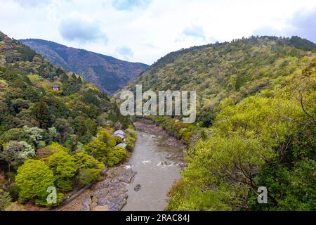 2023, gorge de Hozukyo et rivière Hozu vues du parc de Kameyama, Arashiyama, Kyoto, Japon un jour de saison de printemps, Asie Banque D'Images